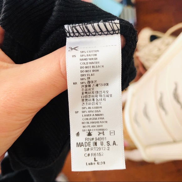 🌷Forever 21 Black Crop Top Print - Picture 6 of 6